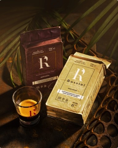 Confezioni di caffè macinato Rossini con un espresso