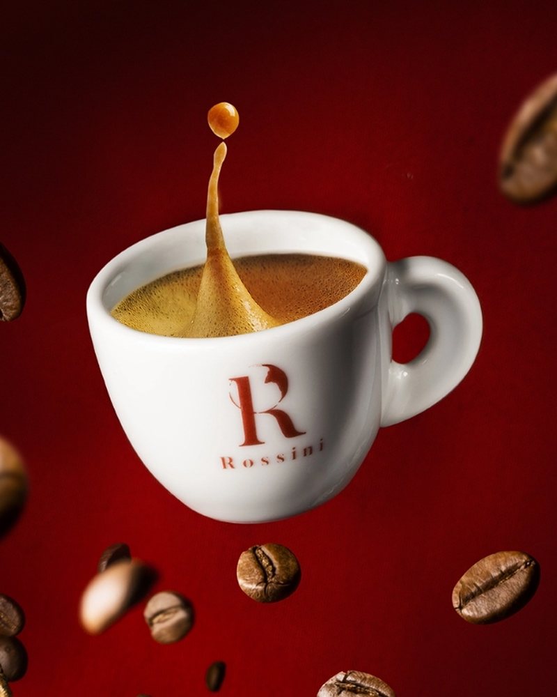 Tazzina di caffè Rossini con chicchi in volo